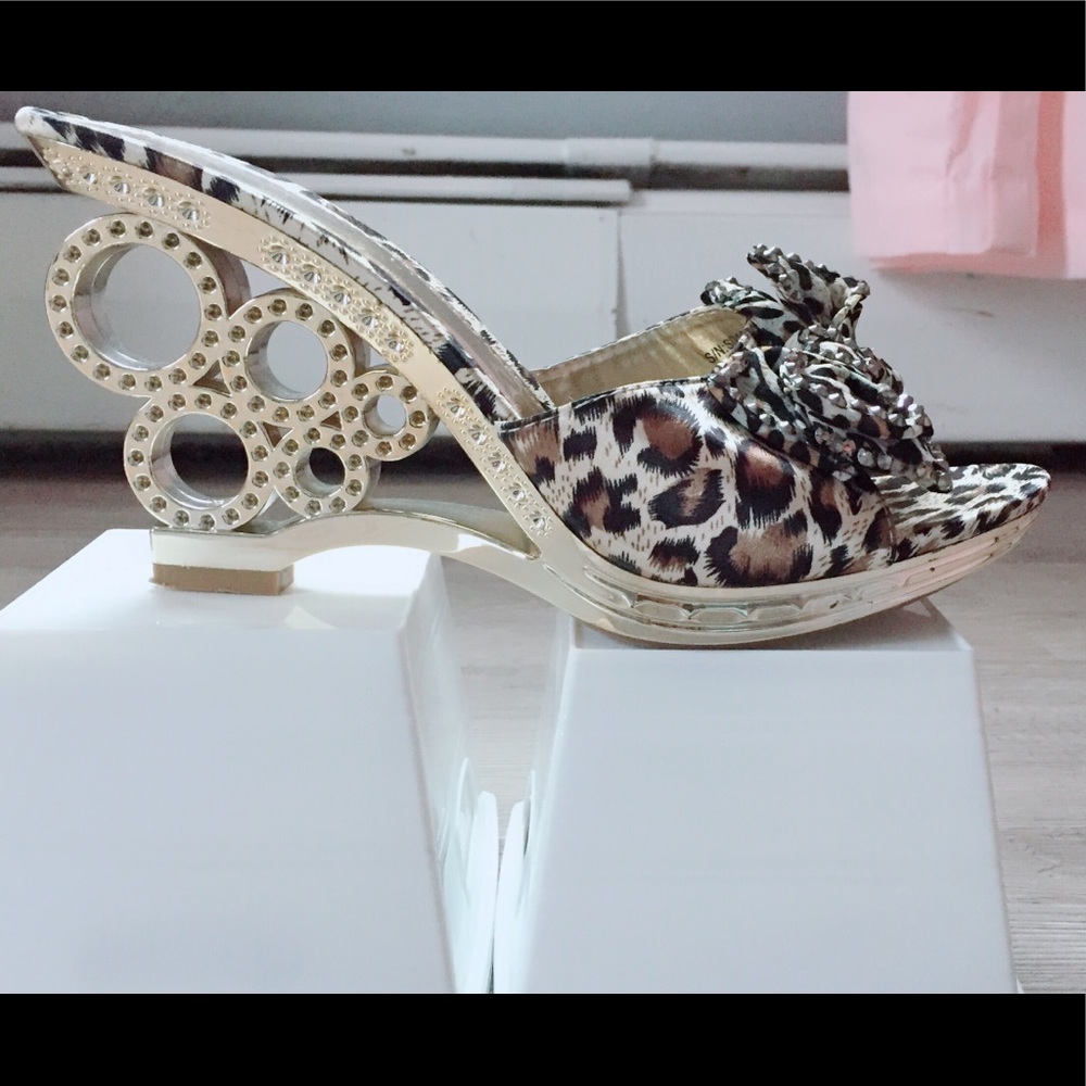 Sandals gold/cheetah colors.